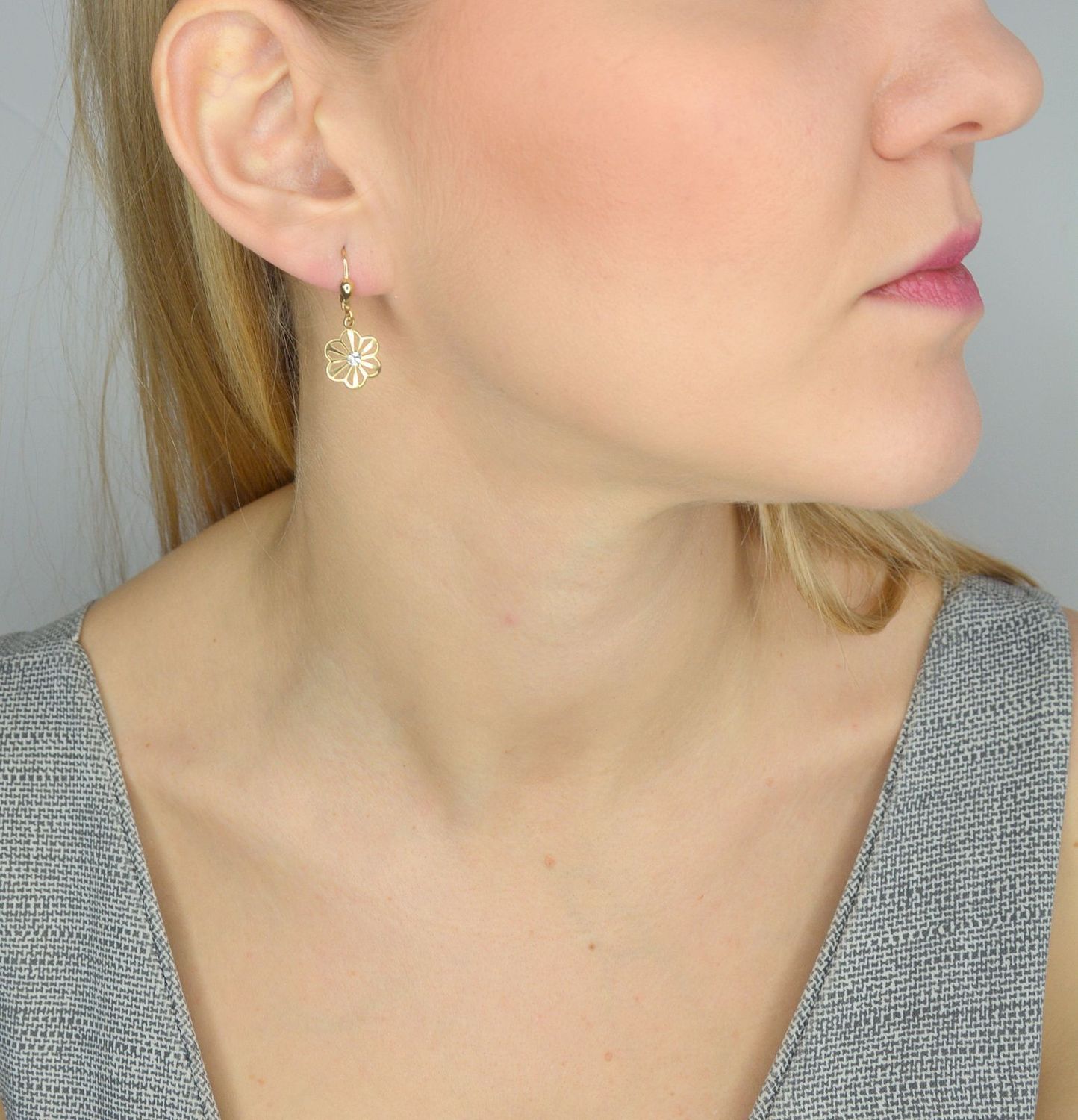 Złote kolczyki wiszące z kwiatkami sprawią, że poczujesz świeży powiew wiosny. Darmowa dostawa i ozdobne pudełko gratis w www.zegarki-diament.pl.jpg